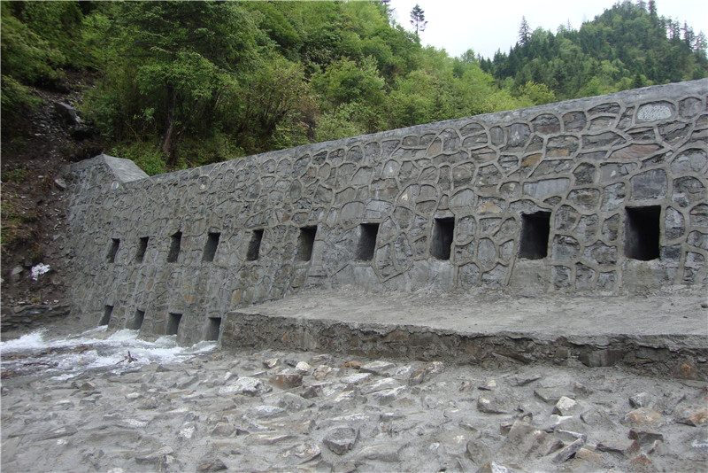 黑水县中达古泥石流治理工程拦砂坝.JPG